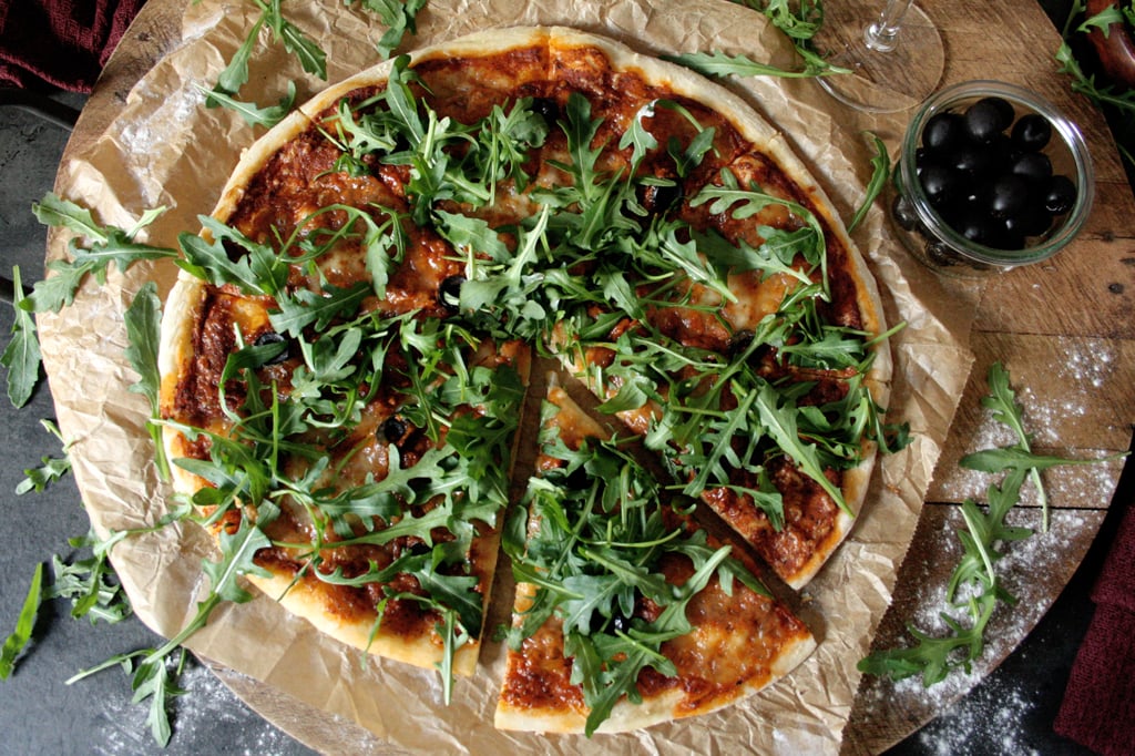 Pizza mit Ruccola und Oliven