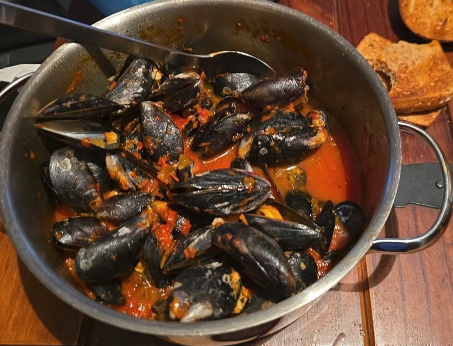 Miesmuscheln in Tomaten-Knoblauch-Sud