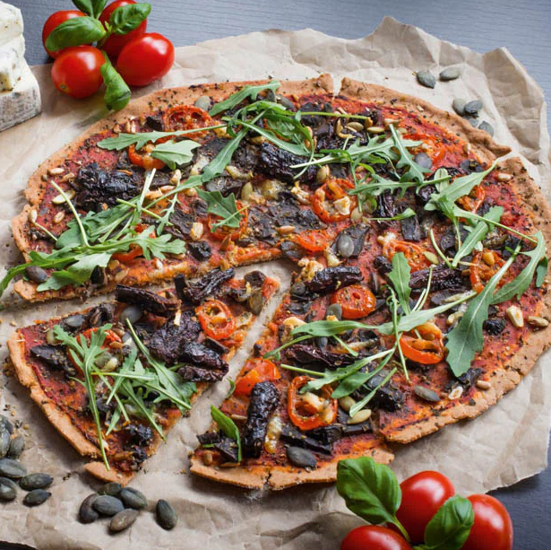 Pizza mit Rucola und Oliven