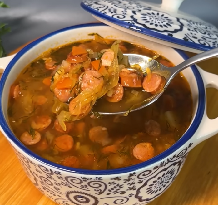 Herzhafte Kartoffel-Kohl-Suppe mit Speck und Würstchen