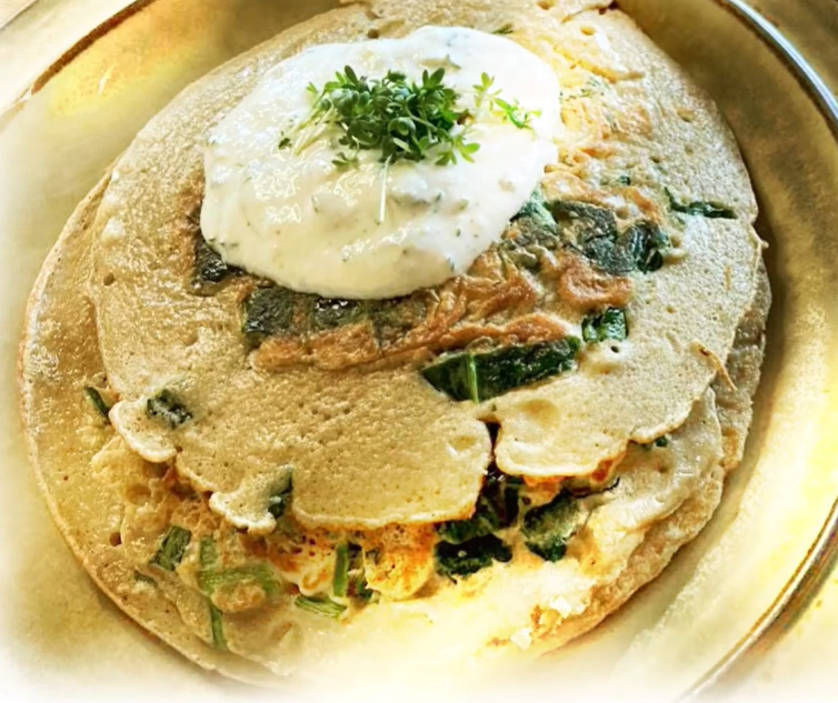 Slawische Bärlauch-Buchweizen-Fladen mit Kräuterquark