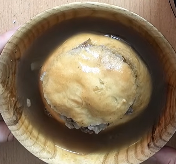 Köttfärsfyllda bröd i buljong / Gefüllte Brötchen in Rinderbrühe